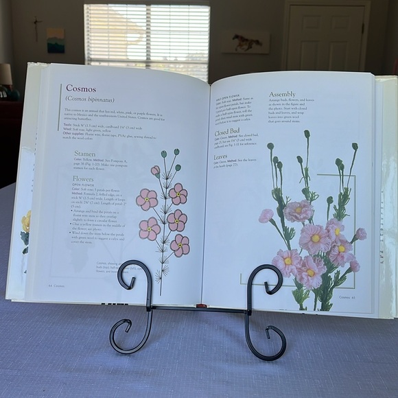 FLOWERS IN WOOL BOOK BY LILY SIMONS - Picture 3 of 15